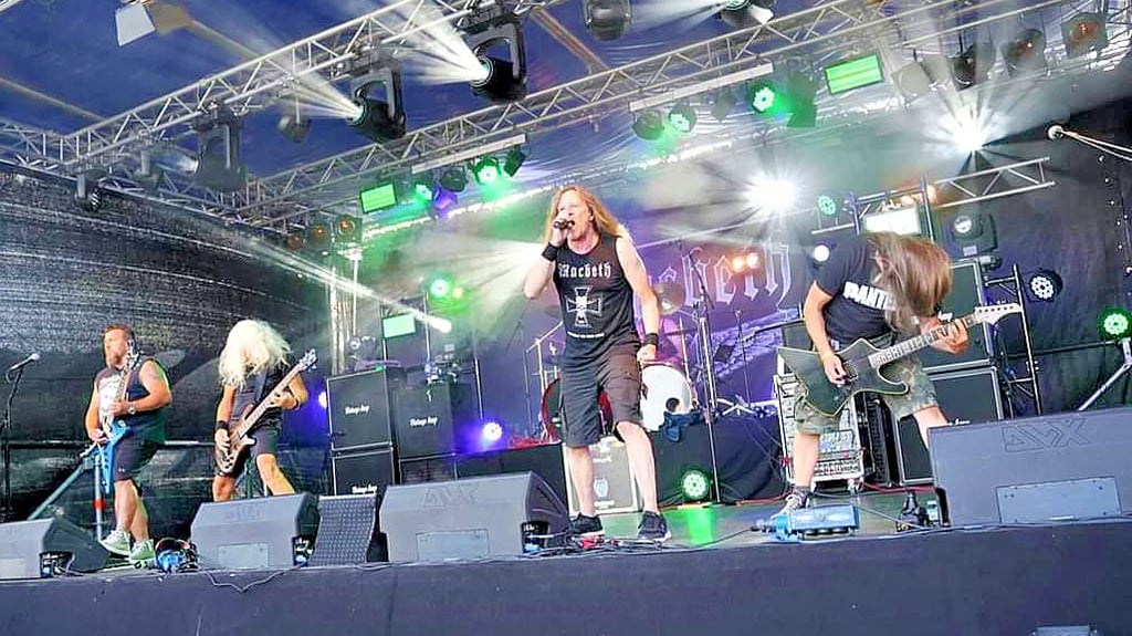 Die Heavy-Metal-Band Macbeth – 1985 in Erfurt gegründet und nach einer Pause seit 2004 wieder am Start – heizte den Fans bei der Heimburger Metal-Nacht ordentlich ein.