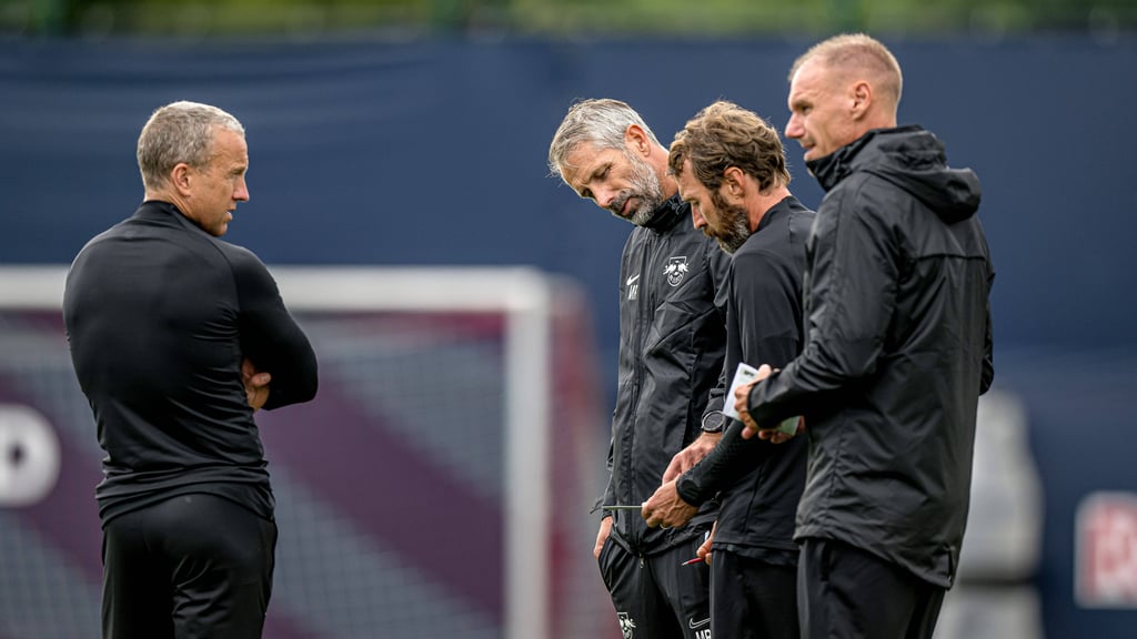 Marco Rose (2.v.l.) mit seinen Assistenten,