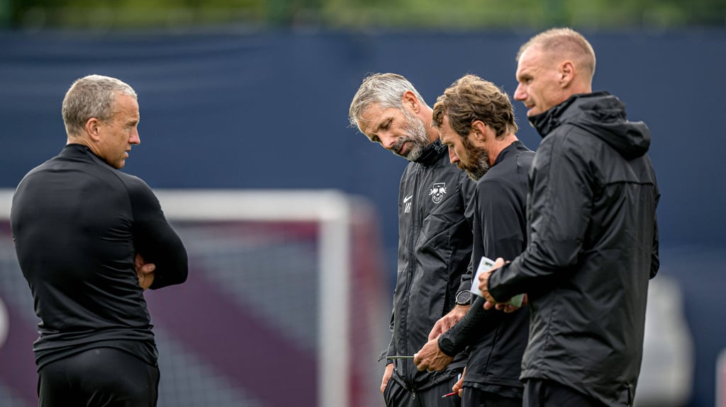 Marco Rose (2.v.l.) mit seinen Assistenten,