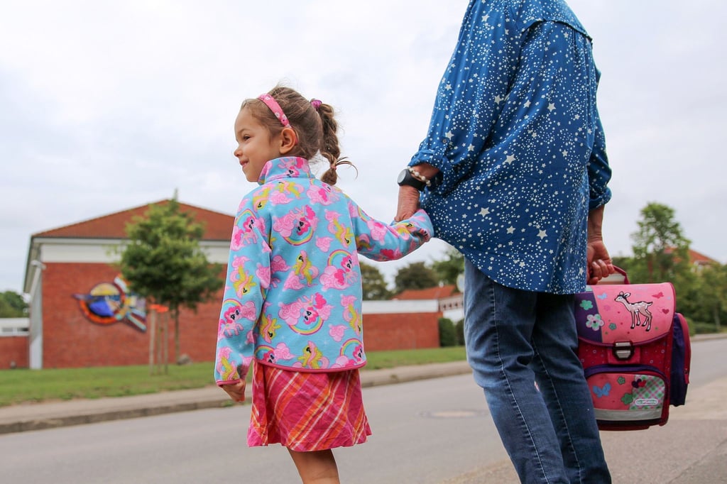 Noch Hand in Hand: Doch wie und wann lernen Kinder am besten, den Schulweg auch allein zu gehen?