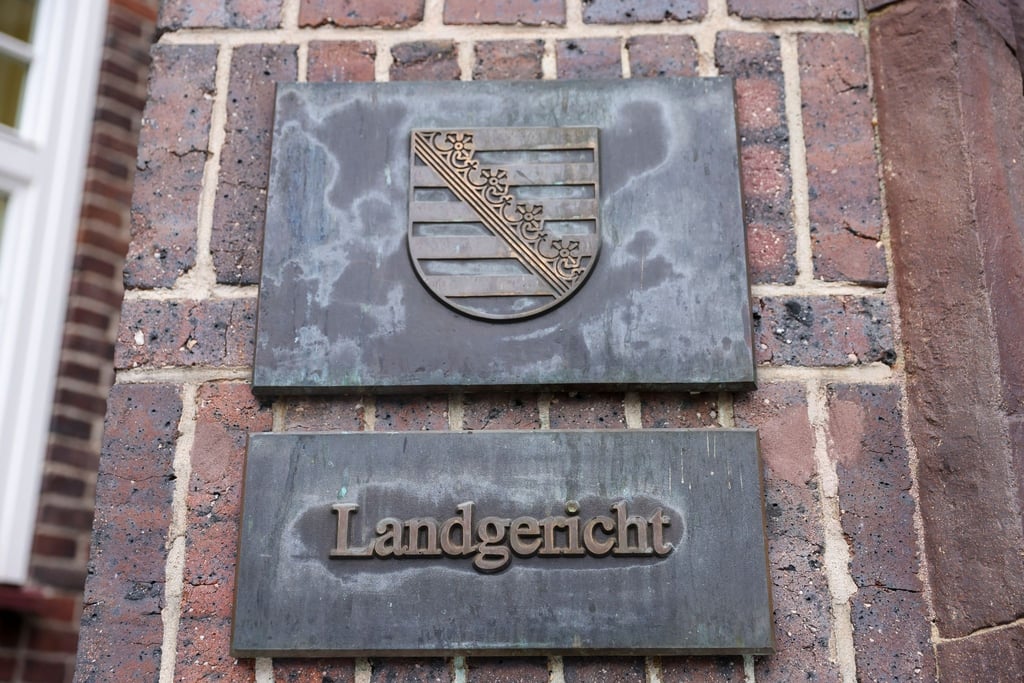 Ein Schild „Landgericht“ und das sächsische Wappen hängen am Landgericht Chemnitz.