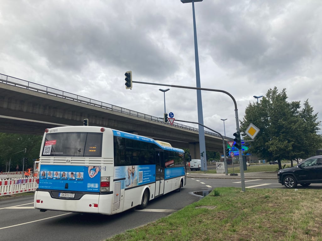 Ohne Ampelregelung: Auf dem Glauchaer Platz in Halle ist bis Ende September besondere Vorsicht gefragt.