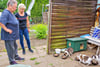 Sigrid Friese (links) und Andrea Schmidt kümmern sich um die Fütterung der freilaufenden Katzen in Wanzleben im Auftrag des Bündnisses für Tiere.