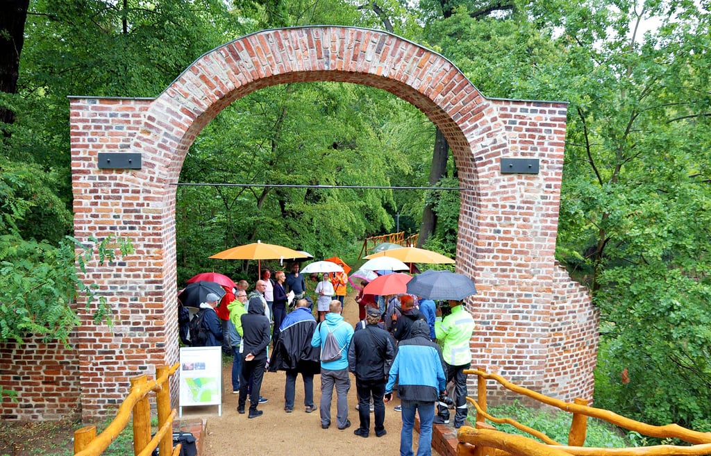 Donnerstagnachmittag im Georgengarten: Viele interessierte Dessauer kamen zur offiziellen Eröffnung der Ruinenbrücke - aus Verbundenheit.