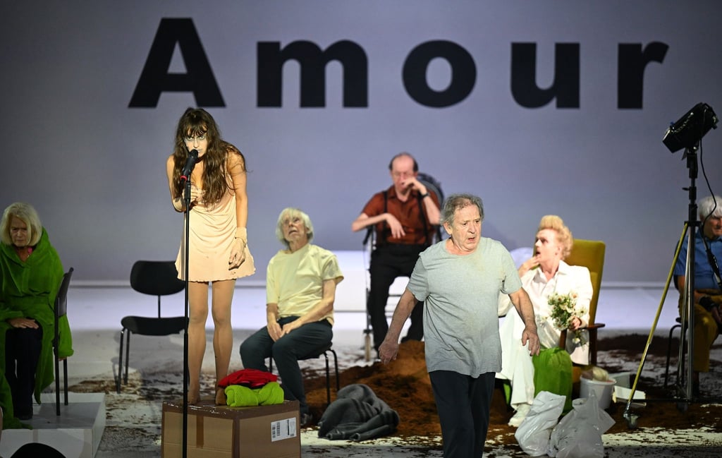 Katharina Bach (l) und Andre Jung (2.v.r) während der Fotoprobe zum Schauspiel „Liebe (Amour)“ nach Michael Haneke.
