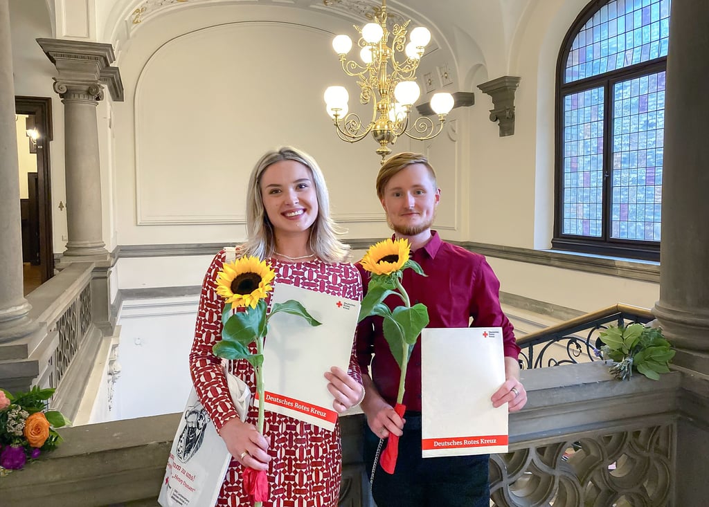 Erster Abschlussjahrgang: Lena Lifvirova und Theo Edel gehören zu denen, die sich ab sofort Pflegefachfrau oder -mann nennen können.