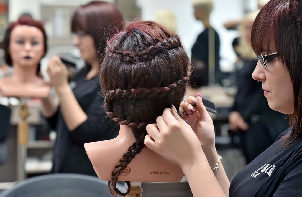 Eine Auszubildende im Friseurhandwerk (Symbolbild)