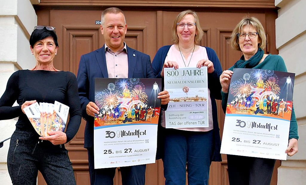 Petra Huth von der Stadtverwaltung (v.l.), Bürgermeister Bernhard Hieber, Stadtarchiv-Leiterin Sandra Luthe und Astrid Seifert von der Stadtverwaltung bereiten das 30. Altstadtfest vor.