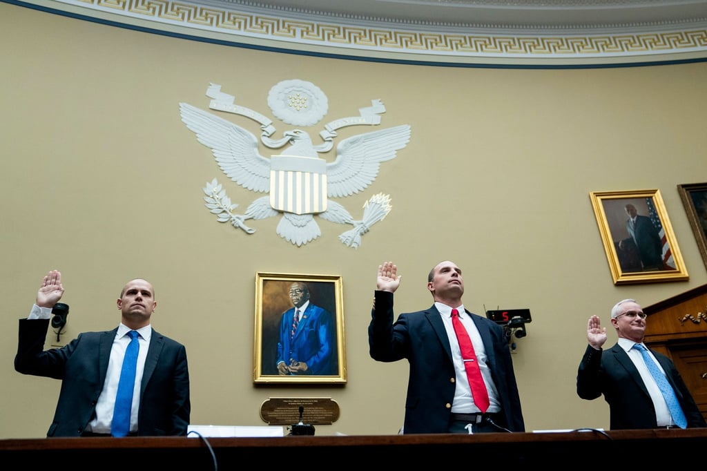 Ryan Graves (l-r), Geschäftsführer von Americans for Safe Aerospace, sowie die ehemaligen US-Militärpiloten David Grusch und David Fravor werden während einer Anhörung des Unterausschusses über unidentifizierte Flugobjekte in Washington vereidigt.
