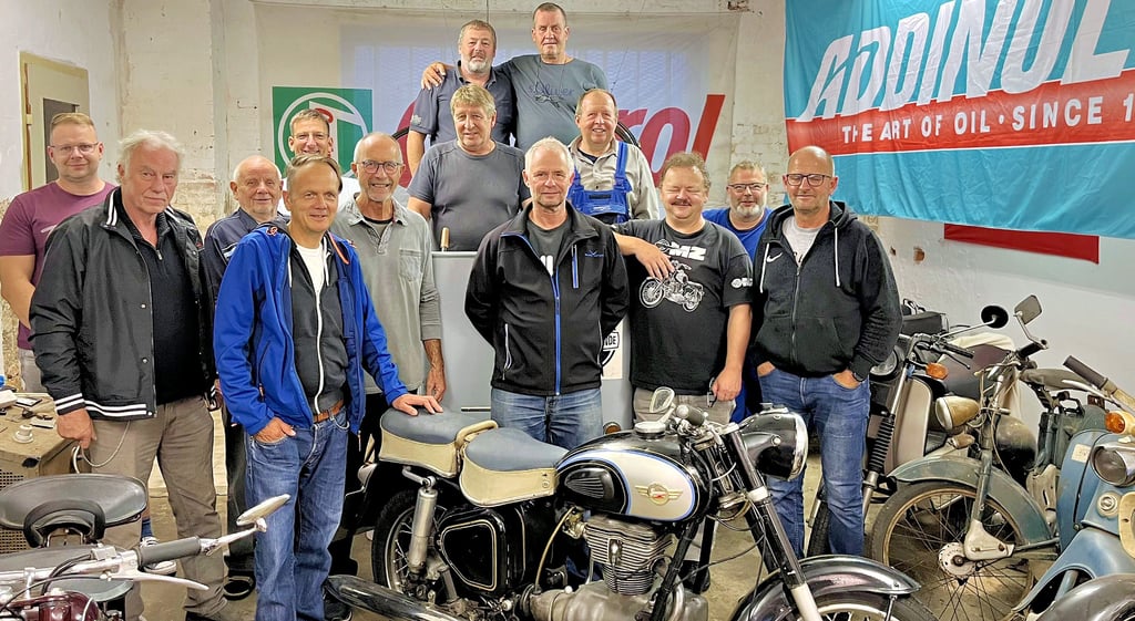 Ein Teil der Oldtimerfreunde Jerichow, die am vergangenen Freitag zusammenkamen, um zu fachsimpeln und dieses Mal auch das Treffen für den kommenden Sonnabend gemeinsam vorzubereiten.