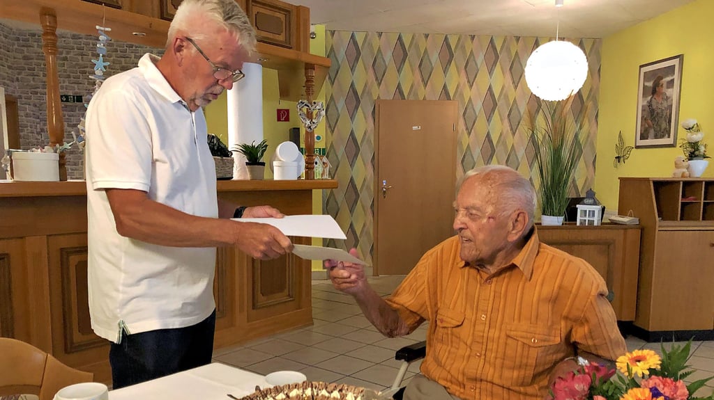 Ortsbürgermeister Norbert Biermann gratuliert Gerhard Otto zum 100. Glückwünsche gibt es auch von Ministerpräsident und Oberbürgermeister.