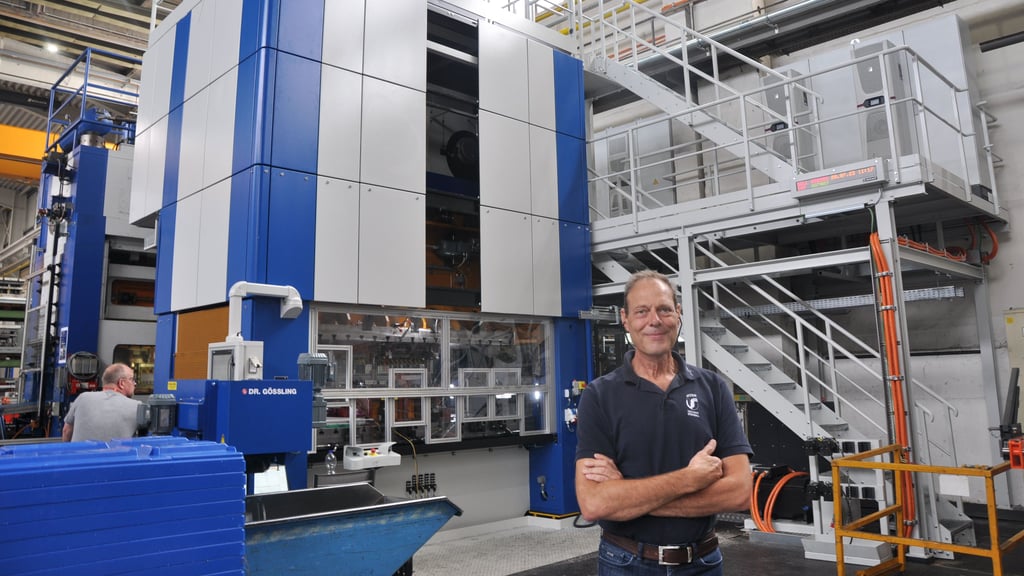 Joachim Heussmann, Geschäftsführer von Umformtechnik Stendal, vor der neuen Presse.