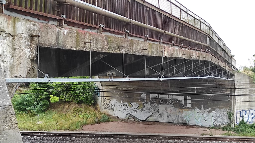 Die Zerbster Brücke von unten. Die Probleme sind deutlich sichtbar.