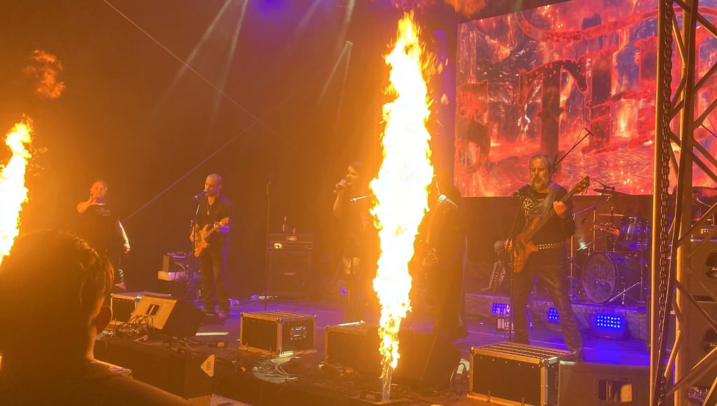 Die Gastgeber von „Hel’s Throne“ beschlossen den Festivalabend auf der Jessener Schlosswiese mit einigen optischen Schmäckerchen.