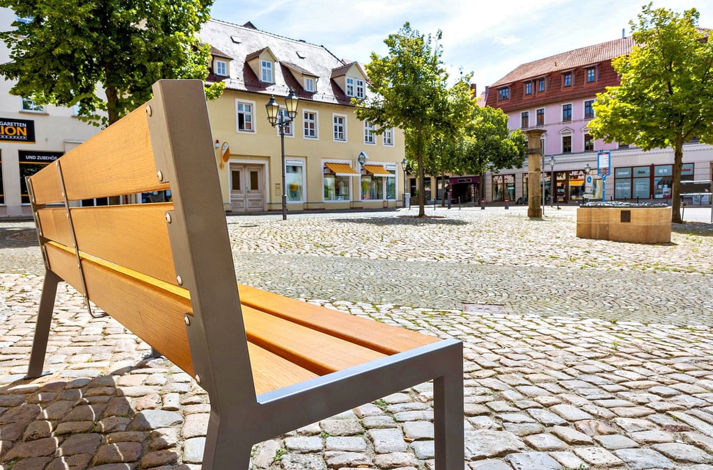 Der Verfügungsfoonds macht es möglich: An der Michaelsikirche Zeitz steht jetzt eine Bank mit Blickrichtung zum Rathaus und in die Innenstadt.