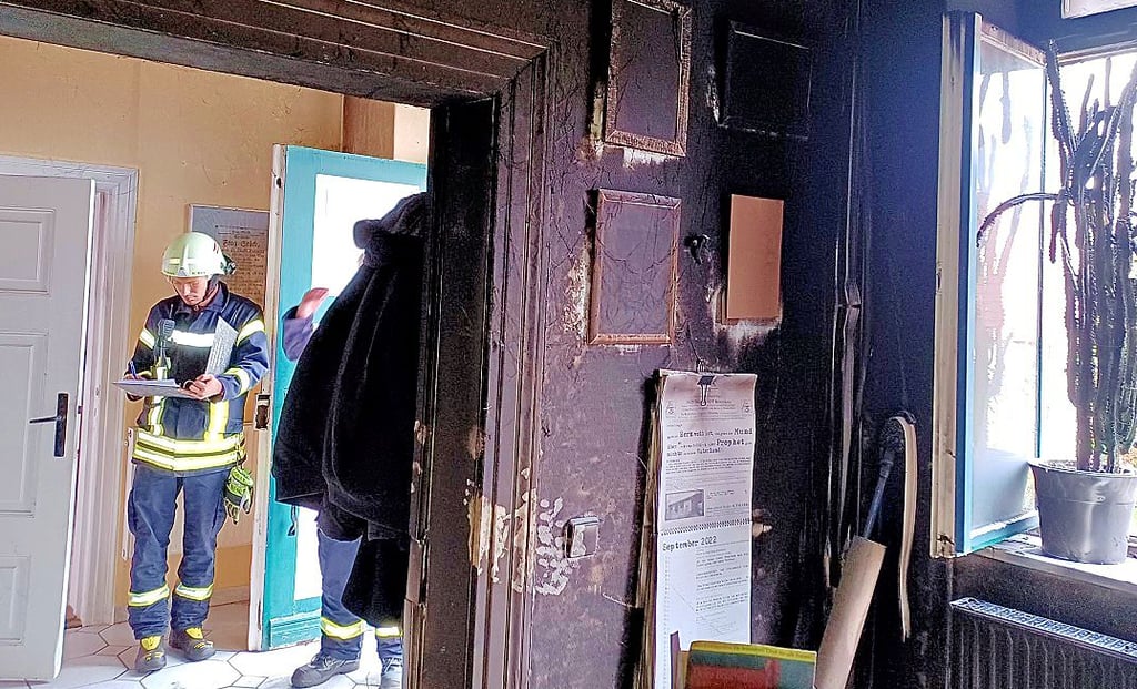 In dem Kremkauer Wohnhaus war nach dem Brand alles schwarz. Im Gebäude hatten sich Rauch und Ruß ausgebreitet.