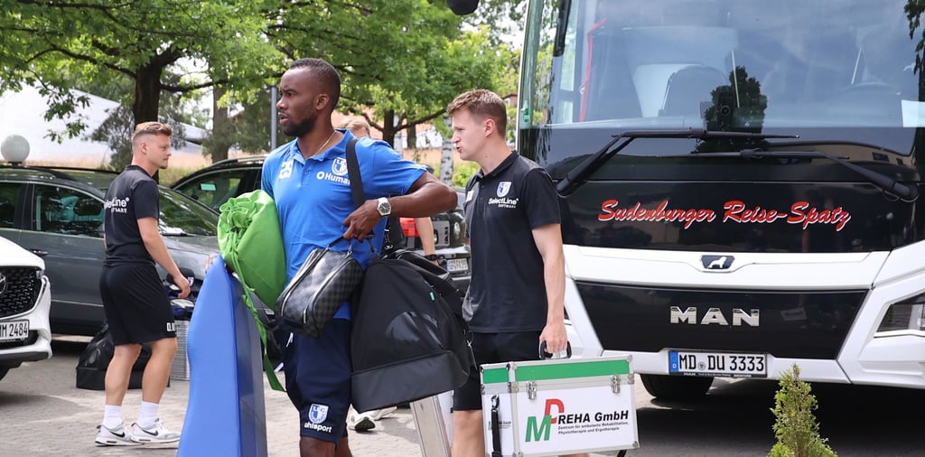 Philipp Brix (hier hinter FCM-Akteur Silas Gnaka) und Tino Meyer haben sich vom 1. FC Magdeburg verabschiedet.