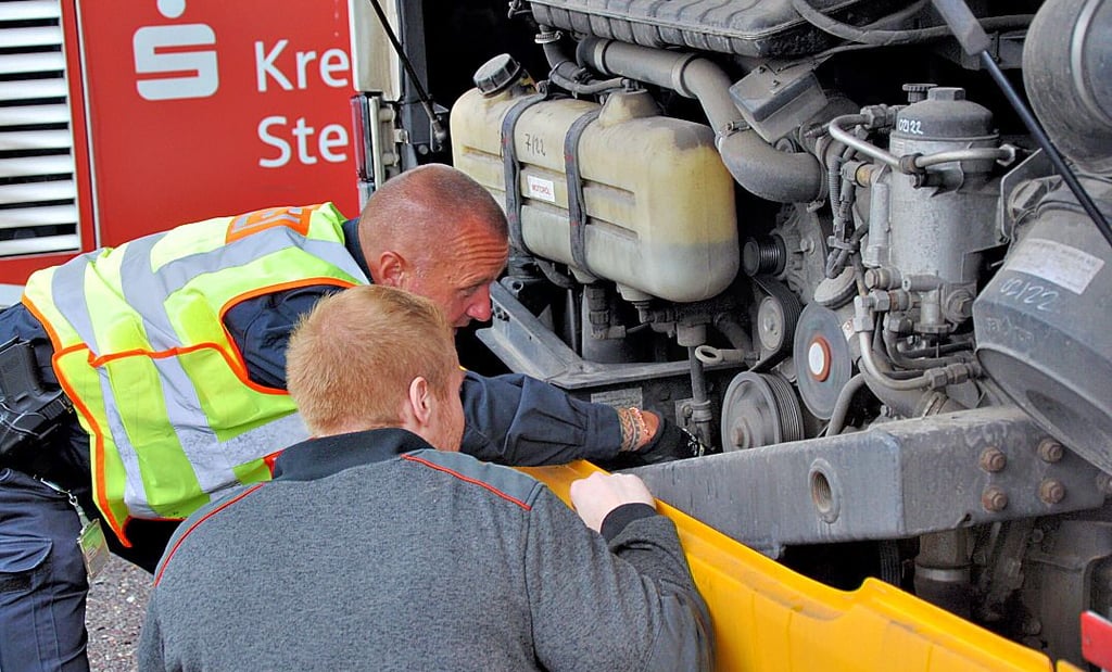 Bei der Kontrolle in Stendal wird sich auch der Motor genau angeschaut. Einige Busse wiesen dort Mängel auf.