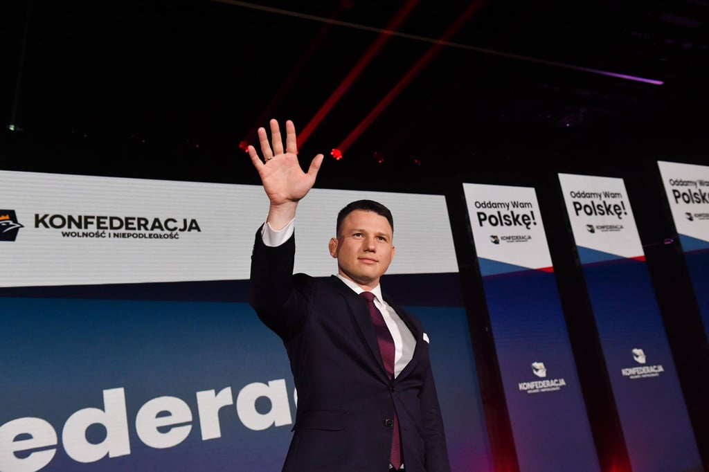 Der polnische Politiker Slawomir Mentzen denkt nationalistisch und anti-europäisch, ist gesellschaftlich konservativ und strikt gegen Abtreibung.