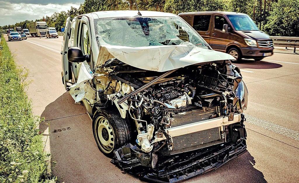 Der stark beschädigte Kleinbus auf der A9 bei Thurland.