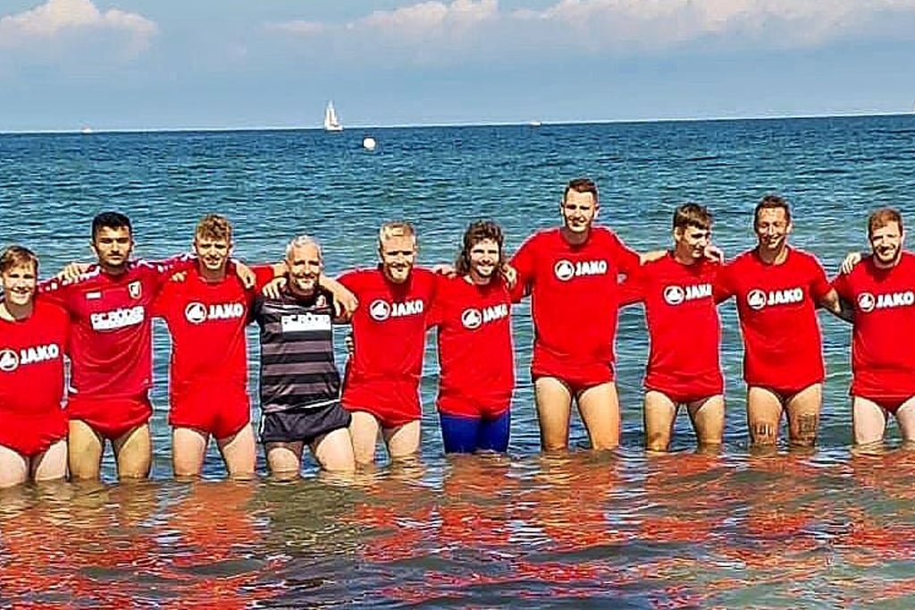 Die Landesliga-Kicker des SC Naumburg kühlen sich nach einer Trainingseinheit am Strand in der Ostsee ab. Danach bezwangen sie den SV Rövershagen in einem Testspiel deutlich mit 6:1.