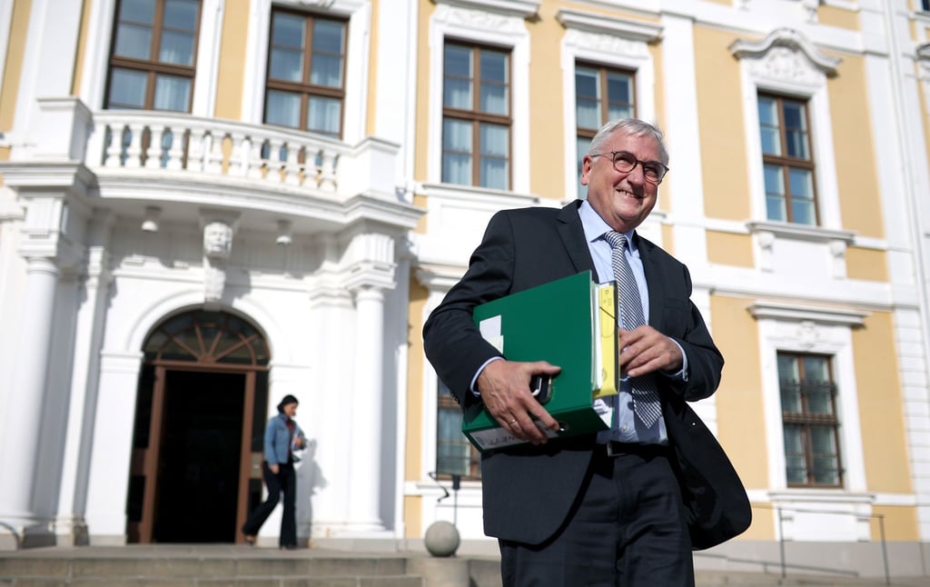 Sachsen-Anhalts Finanzminister Michael Richter (CDU) verlässt nach einer Pressekonferenz zur Kabinettssitzung den Landtag in Magdeburg.