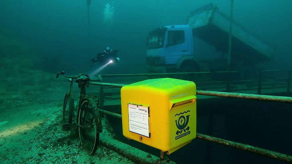 Ein gelber Briefkasten der Marke Eigenbau ist im Kreidesee in einer Tiefe von 19 Metern angebracht.