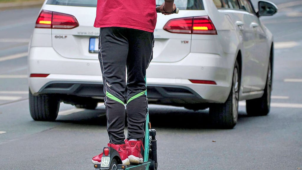 Auf der vielbefahrenen A 2 bei Braunschweig war am Montagabend ein E-Scooter-Fahrer unterwegs – um Benzin zu besorgen.