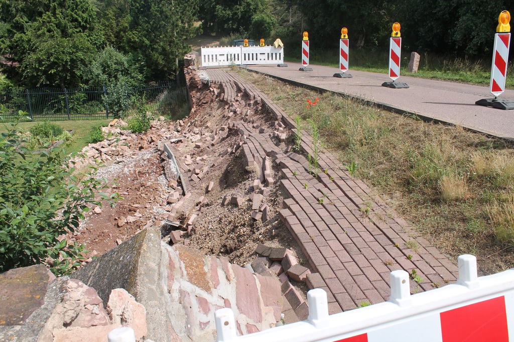 In Dobis ist vor zwei Jahren ein Teil des Fußwegs abgerutscht. Auch heute bröckelt die Mauer weiter. Für die Anwohner ist das kein Zustand.