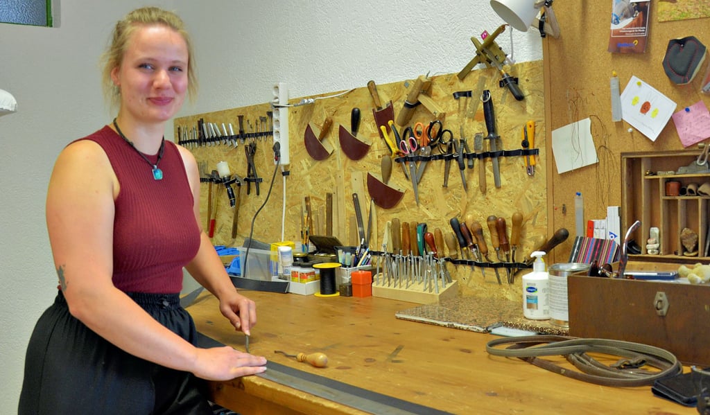 Seit März 2023 betreibt die gebürtige Hordorferin Hannah Hesse in Ochersleber Ortsteil Emmeringen ihre eigene Sattlerei. Ihre Pferde haben einen großen Anteil daran, dass die diesen Beruf ergriffen hat.
