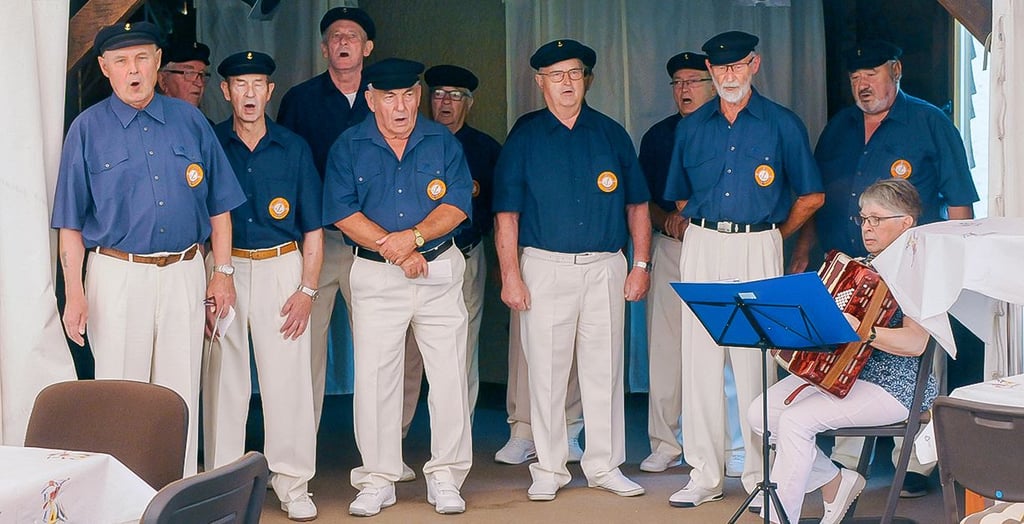 „Die blauen Jungs vom Wipperstrand“ ist der vollständige Name des Shanty-Chors aus Hettstedt, der am Sonntag Klassiker wie „La Paloma“ zum Besten gab.