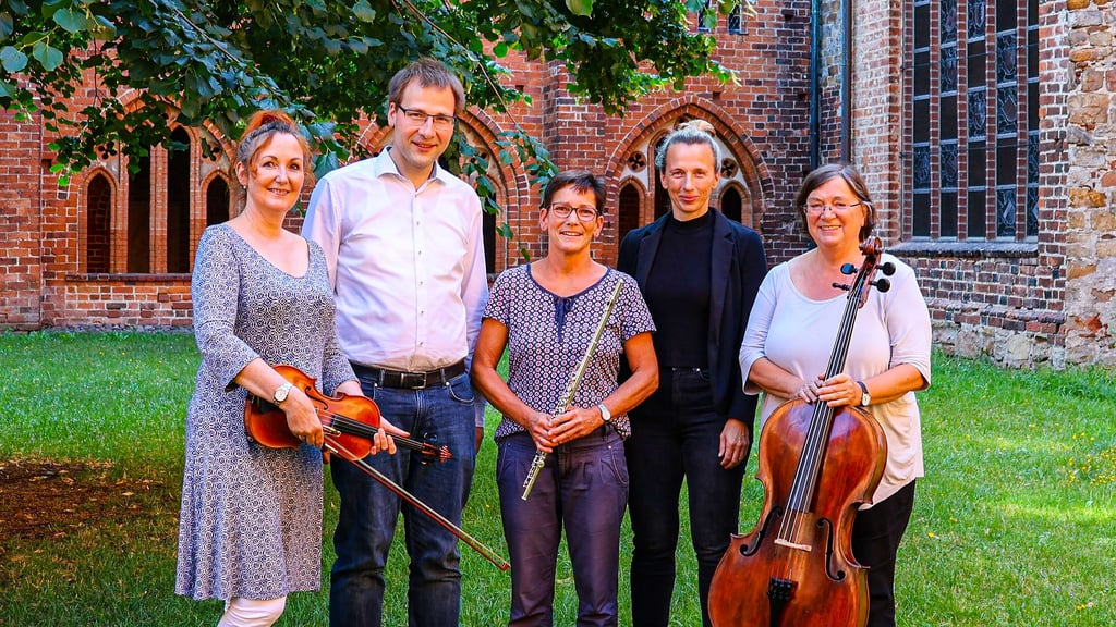 Antje Donnerstag, Matthias Bensch, Judith Tetzlaff, Doreen Bäther und Susanna Kramarz gehören zum Havelberger Instrumentalensemble. Beim Konzert am Sonntag in der Stadtkirche wird ihr musikalisches Können zu hören sein.