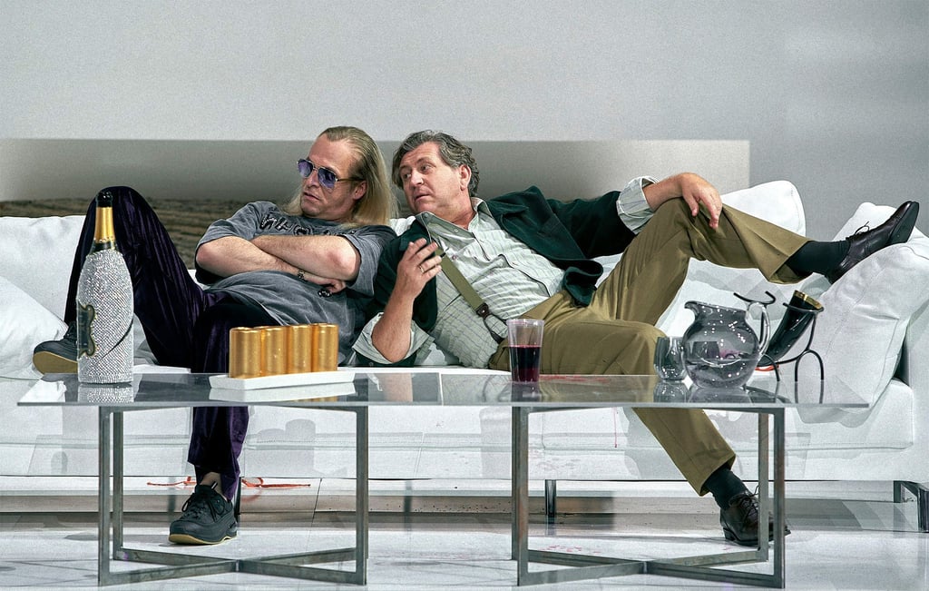 Auf der Couch: Andreas Schager (Siegfried)und Michael Kupfer-Radecky (Gunther) im 1. Aufzug der "Götterdämmerung".