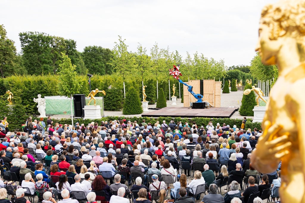Künstler treten im Gartentheater beim Kleinkunstfestival „Kleines Fest im Großen Garten“ auf.
