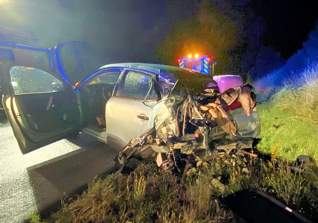 Ein schwerer Verkehrsunfall hat sich in der Nacht zum Dienstag auf der A14 bei Könnern ereignet. Dabei mussten die Retter der Feuerwehr eine verletzte Frau aus dem Unfallauto holen.