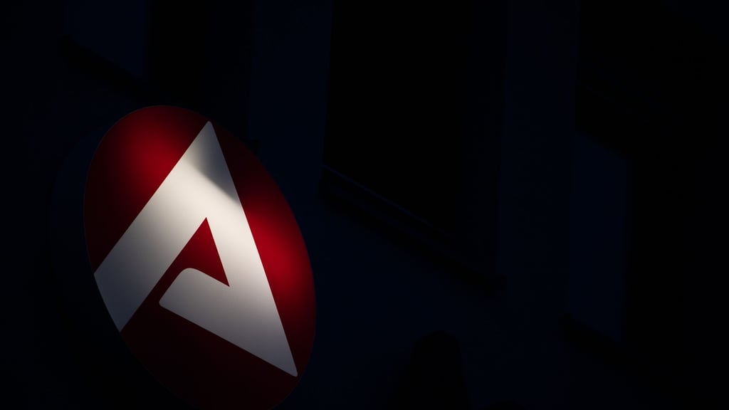 Das Logo der Bundesagentur für Arbeit leuchtet.