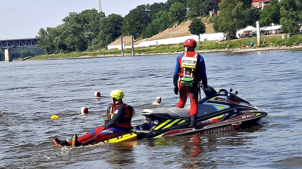 Die beiden Rettungsschwimmer René Ostheeren und Lars Neumann waren mit der Wasserwacht beim 19. Elbbadetag in Hohenwarthe vor Ort, um für die Sicherheit der Schwimmteilnehmer zu sorgen.