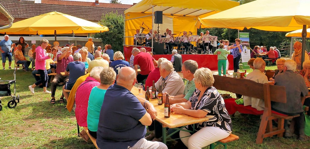 Das Sommerfest des Einwinkeler Feuerwehrfördervereins lockte viele Besucher an. Mancher Gast wagte auch ein Tänzchen.