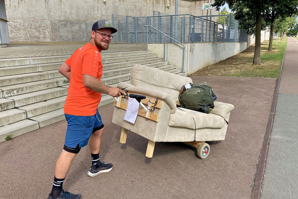 Halbzeit in Halle: Mit Sofa im Handgepäck ist Jeppe Reinhardt bereits 130 Kilometer gelaufen. Am Dienstag passierte er die Saalestadt.