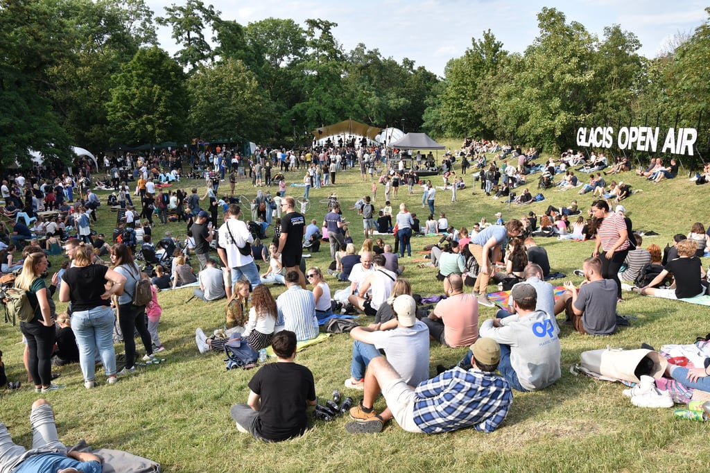 Symbolfoto: Beim Glacis-Open-Air feierten im Juli Tausende Besucher in den Glacis-Anlagen in Magdeburg.