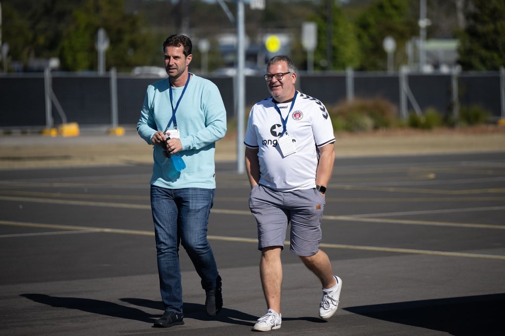Ralf Kellermann (l), kommt mit Moderator Elton zum Training der Spielerinnen.