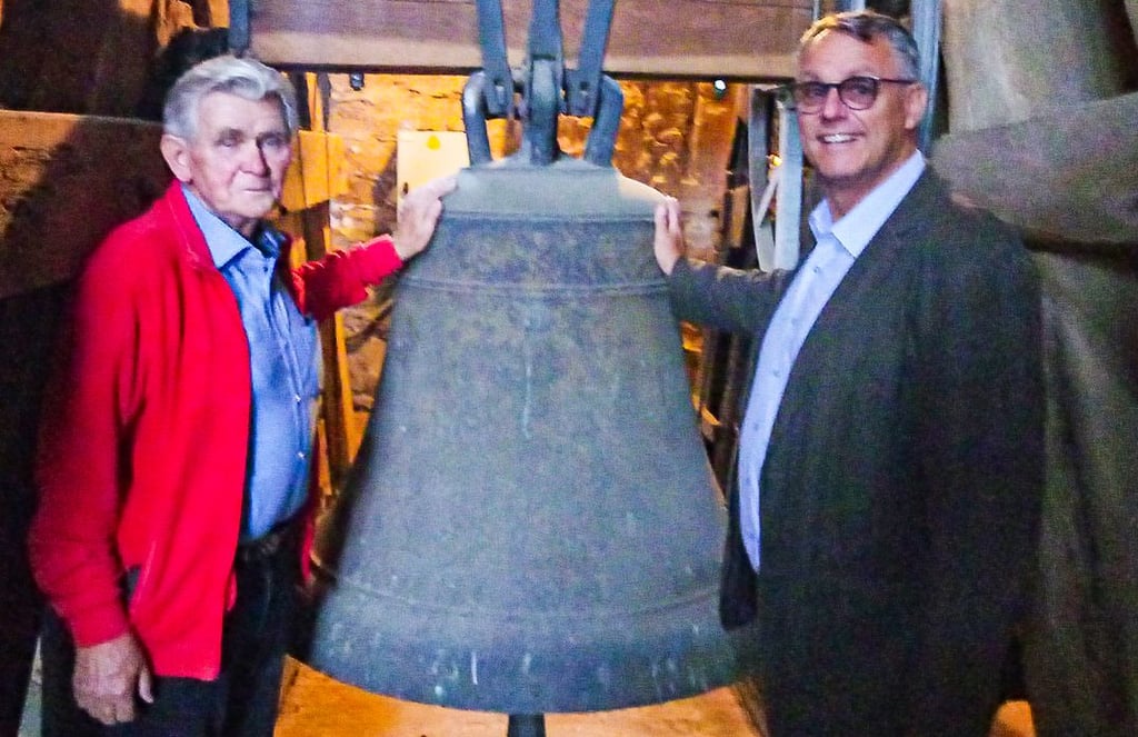 Ortsbürgermeister Eckhard Jockisch (links) und Pfarrer Lutz Brillinger vor der historischen Glocke.