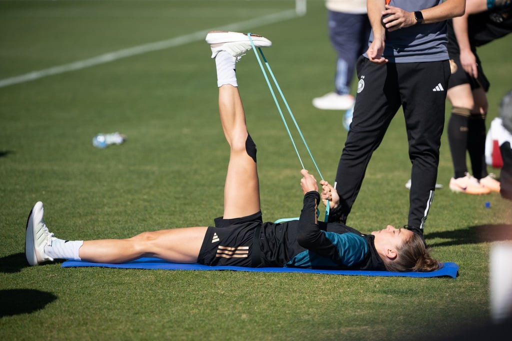DFB-Abwerspielerin Felicitas Rauch dehnt sich im Training.
