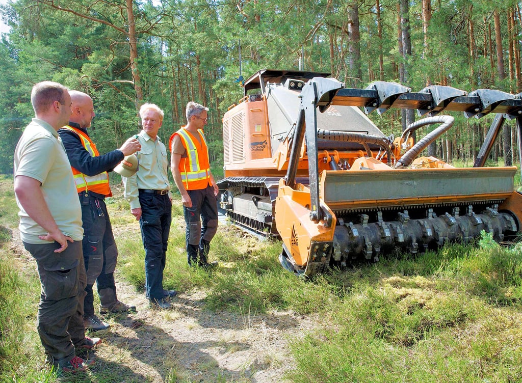 Das Interesse an dem umfunktionierten Minenräumer ist bei den Forstleuten während der Vorführung in der Annaburger Heide groß.