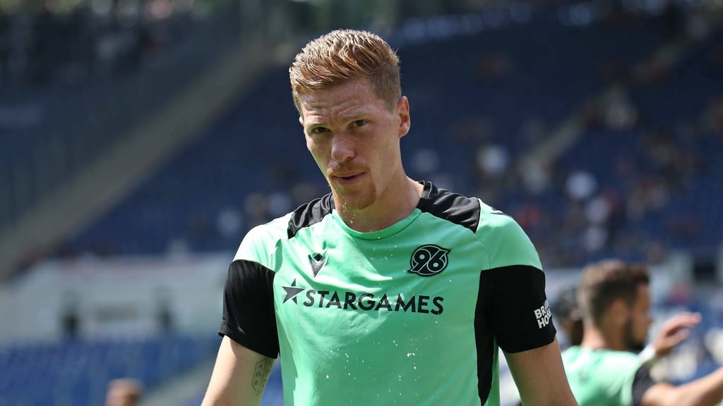 Marcel Halstenberg musste mit Hannover ein Remis zum Auftakt hinnehmen.