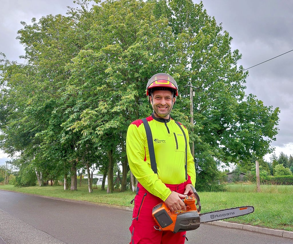 Sebastian Beil hat sich mit einem nicht alltäglichen Job selbstständig gemacht – er ist als Baumpfleger tätig.