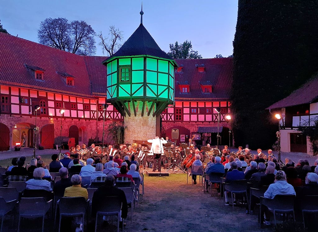 Alljährlich im Sommer bespielt das Nordharzer Städtebundtheater die Region. Auch das Orchester ist unterwegs und lädt zu Filmmusik-Konzerten wie 2022 auf der Westerburg. Premiere für die neuen Filmmusiken ist am 4. August im Kloster Hadmersleben.