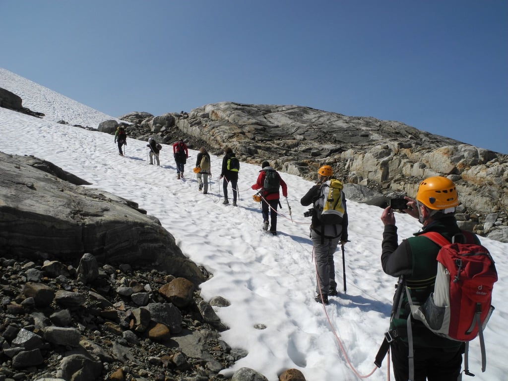 Über den Gletscher geht es in der Regel am besten als Gruppe in einer Seilschaft.