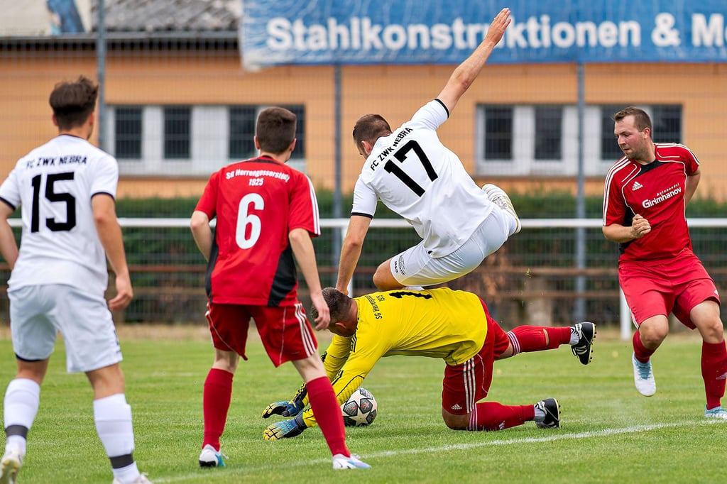 Lukas Poweleit (Nummer 17), der den FC ZWK Nebra in Führung brachte, hier mit einer akrobatischen Einlage gegen den Herrengosserstedter Torwart Markus Löhnert. Die Gäste drehten dieses Testspiel dann noch.