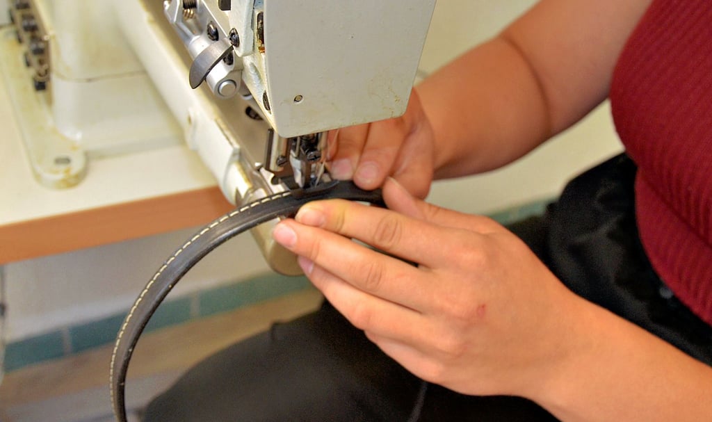 In ihrer Emmeringer Werkstatt verarbeitet Hannah Hesse hauptsächlich Leder. Beispielsweise stellt sie Gürtel, Halsbänder und Handtaschen her oder bezieht alte Lederstühle neu.